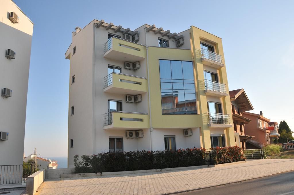 Apartments Ambassador Ulcinj Esterno foto